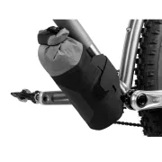 Apidura - geanta cadru bicicleta cu prindere in zona pedale Backcountry 2.0 Downtube Pack 1.8 litri - negru gri