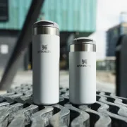 Stanley - termos mic calatorie The Aerolight Transit Mug - roz deschis cuart - 470 ml