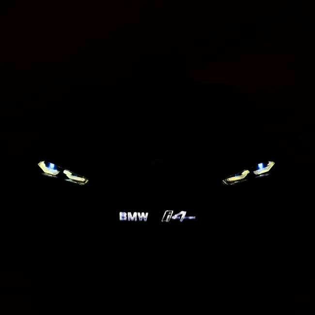 Masinuta electrica BO BMW i4 pentru copii 3 ani+, acumulatori si telecomanda, usi care se deschid, centura, pornire buton, Rosu