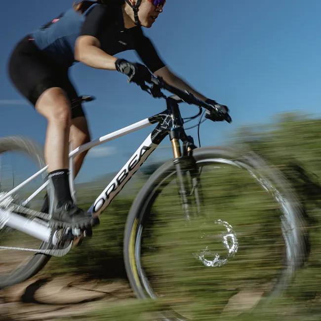Orbea Alma M10 - bicicleta MTB hardtail XC - culoare custom MyO albastru-portocaliu