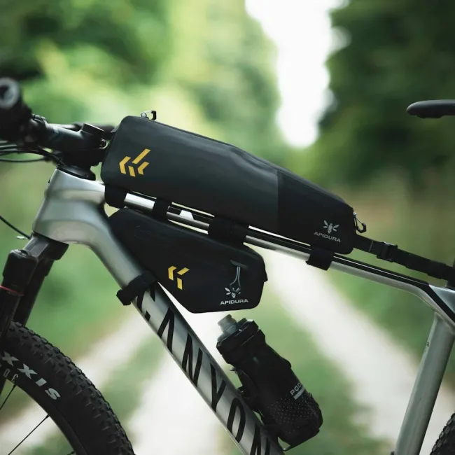 Apidura - geanta cadru bicicleta Backcountry 2.0 Long Top Tube Pack 1.8 litri - gri negru