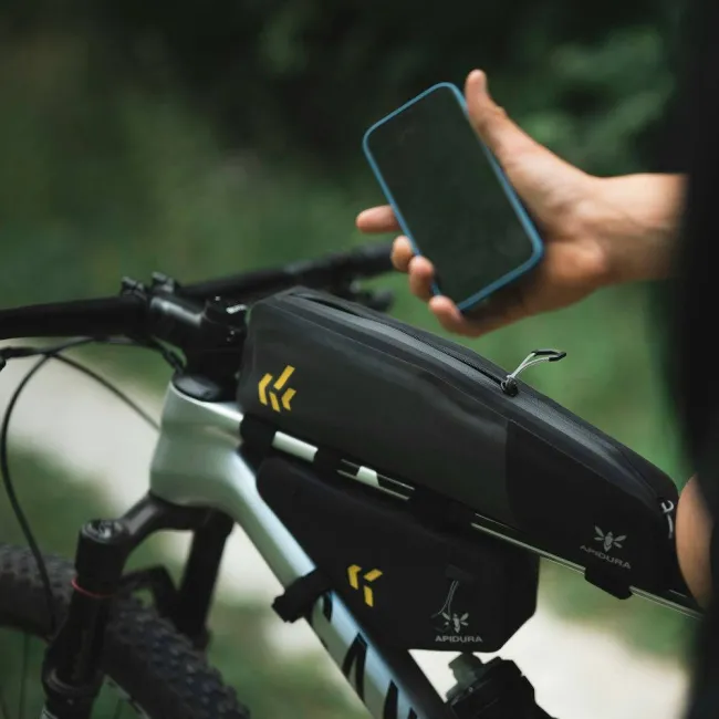Apidura - geanta cadru bicicleta Backcountry 2.0 Long Top Tube Pack 1.8 litri - gri negru