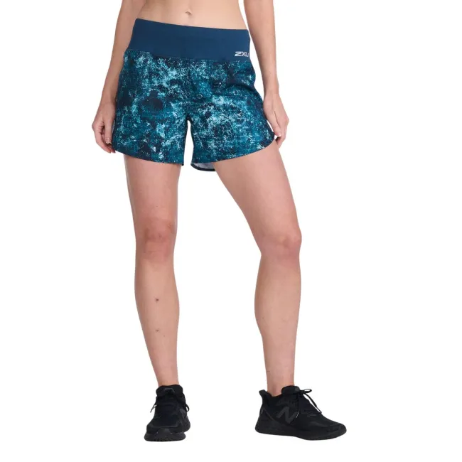 2XU - Pantaloni scurti de alergare pentru femei Aero 5 inch Shorts - albastru multicolor