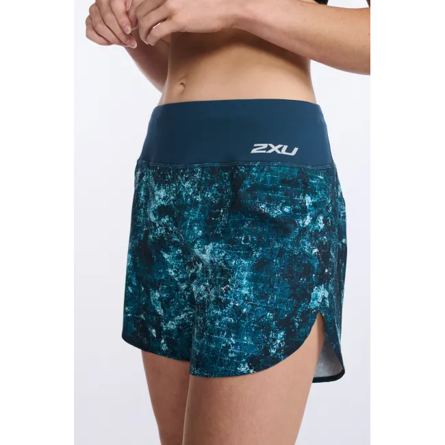 2XU - Pantaloni scurti de alergare pentru femei Aero 5 inch Shorts - albastru multicolor