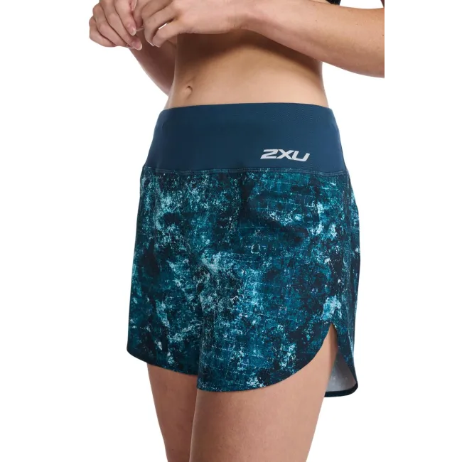2XU - Pantaloni scurti de alergare pentru femei Aero 5 inch Shorts - albastru multicolor