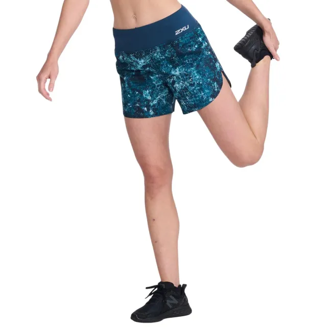 2XU - Pantaloni scurti de alergare pentru femei Aero 5 inch Shorts - albastru multicolor