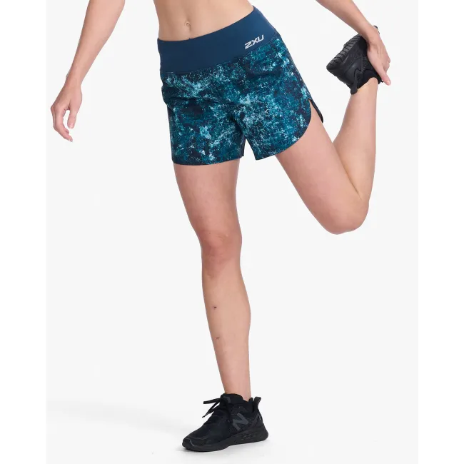 2XU - Pantaloni scurti de alergare pentru femei Aero 5 inch Shorts - albastru multicolor