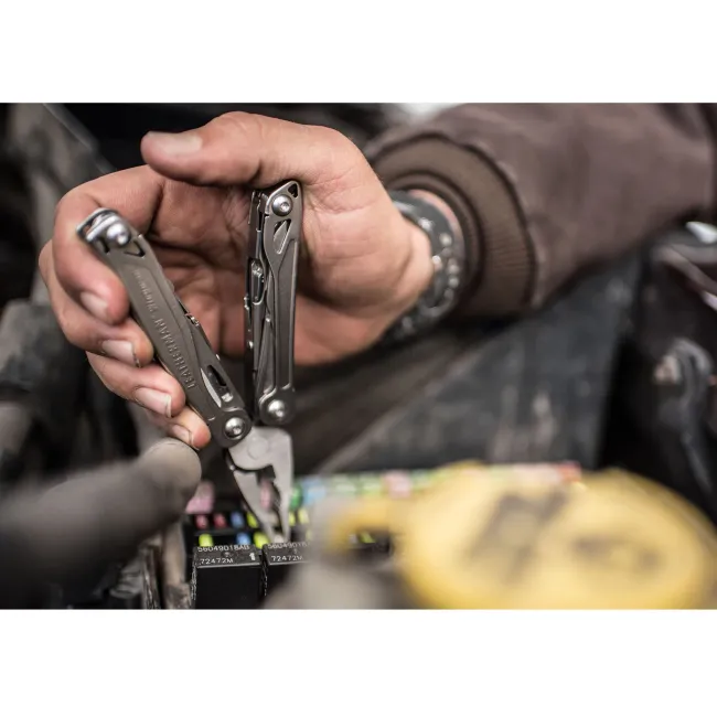 Leatherman - multi-tool 14 functii Wingman Stainless Steel 832523 - argintiu