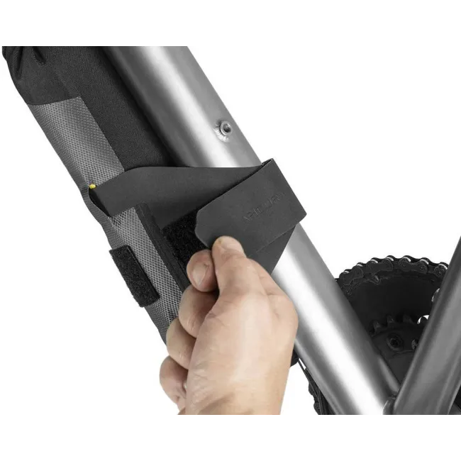 Apidura - geanta cadru bicicleta cu prindere in zona pedale Expedition Downtube Pack 1.5Llitri - negru gri