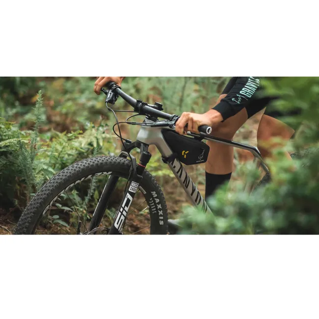 Apidura - geanta cadru bicicleta Backcountry 2.0 Frame Pack 1 litru - negru gri