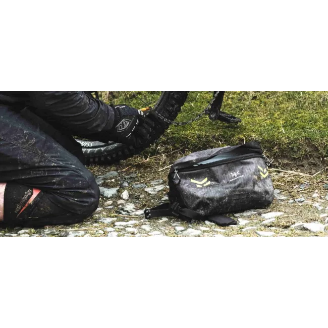 Apidura - geanta practica cu prindere in zona soldurilor, Backcountry 2.0 Hip Pack, 2.5L - gri inchis negru