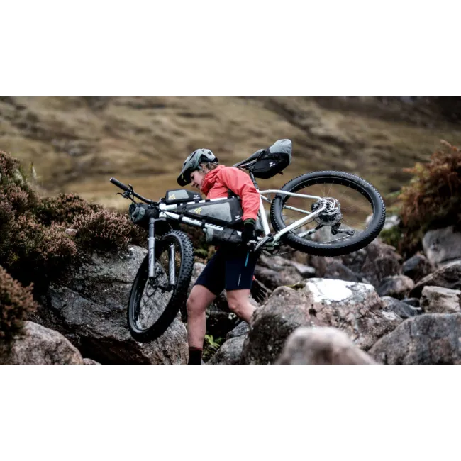 Apidura - geanta practica cu prindere in zona soldurilor, Backcountry 2.0 Hip Pack, 2.5L - gri inchis negru